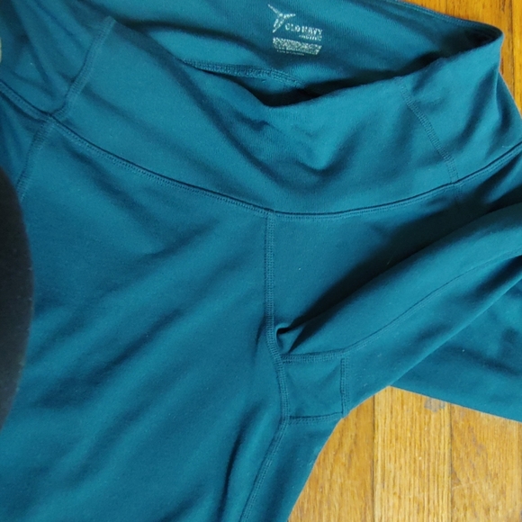 Old Navy Elevate mid-rise legging with mesh - Picture 3 of 3